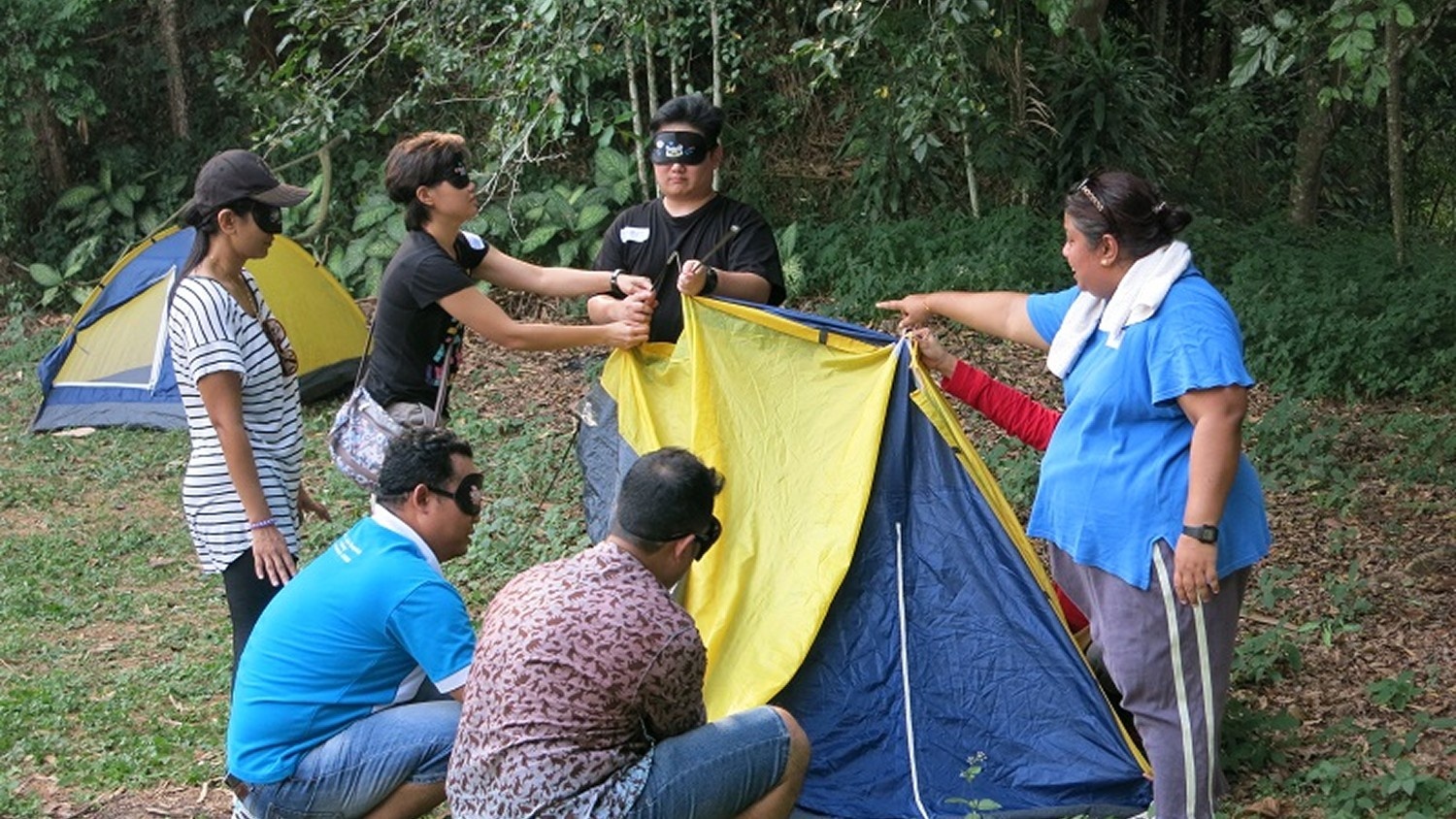 Blindfolded Tent Pitching Challenge: Communication Under Constraint